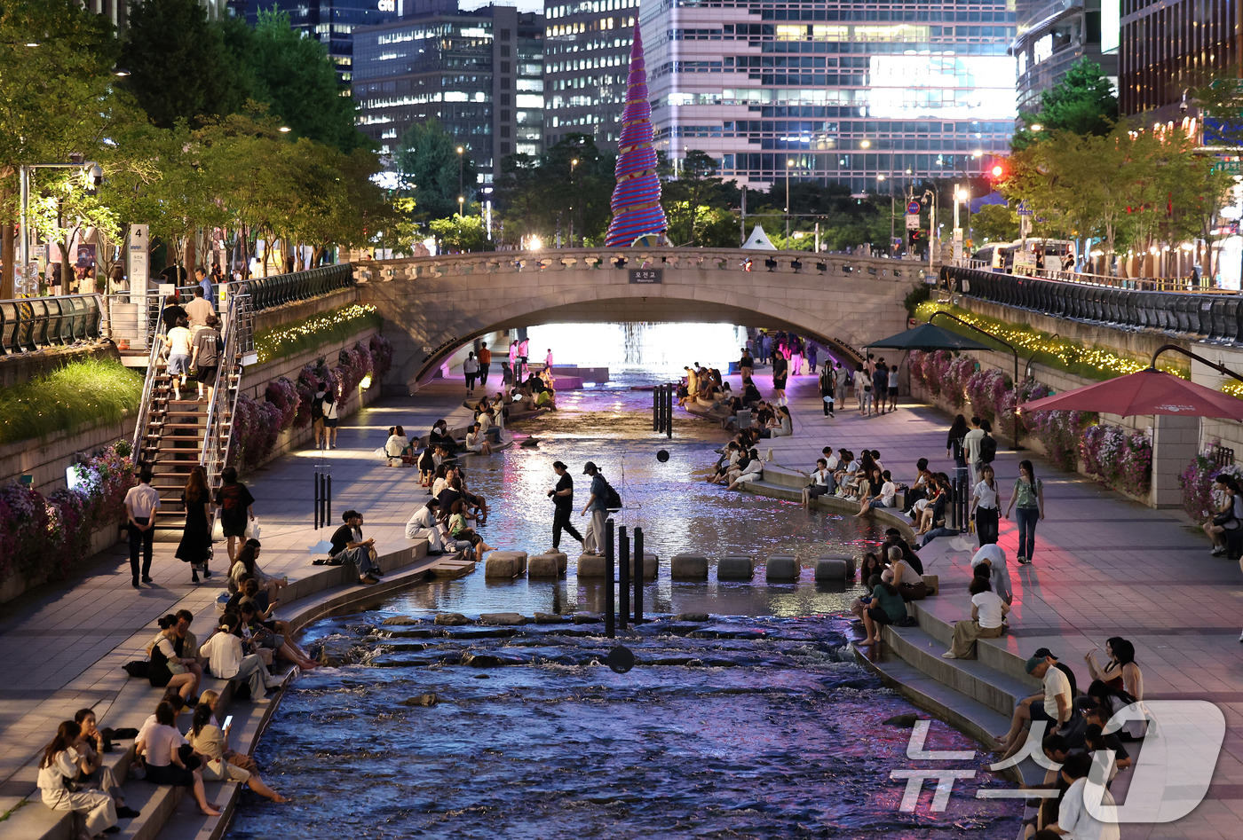 (서울=뉴스1) 박지혜 기자 = 서울에 올해 처음으로 열대야가 기록된 30일 서울 청계천에서 시민들이 더위를 식히고 있다.열대야는 밤 사이(전날 오후 6시 1분부터 다음날 오전 9 …