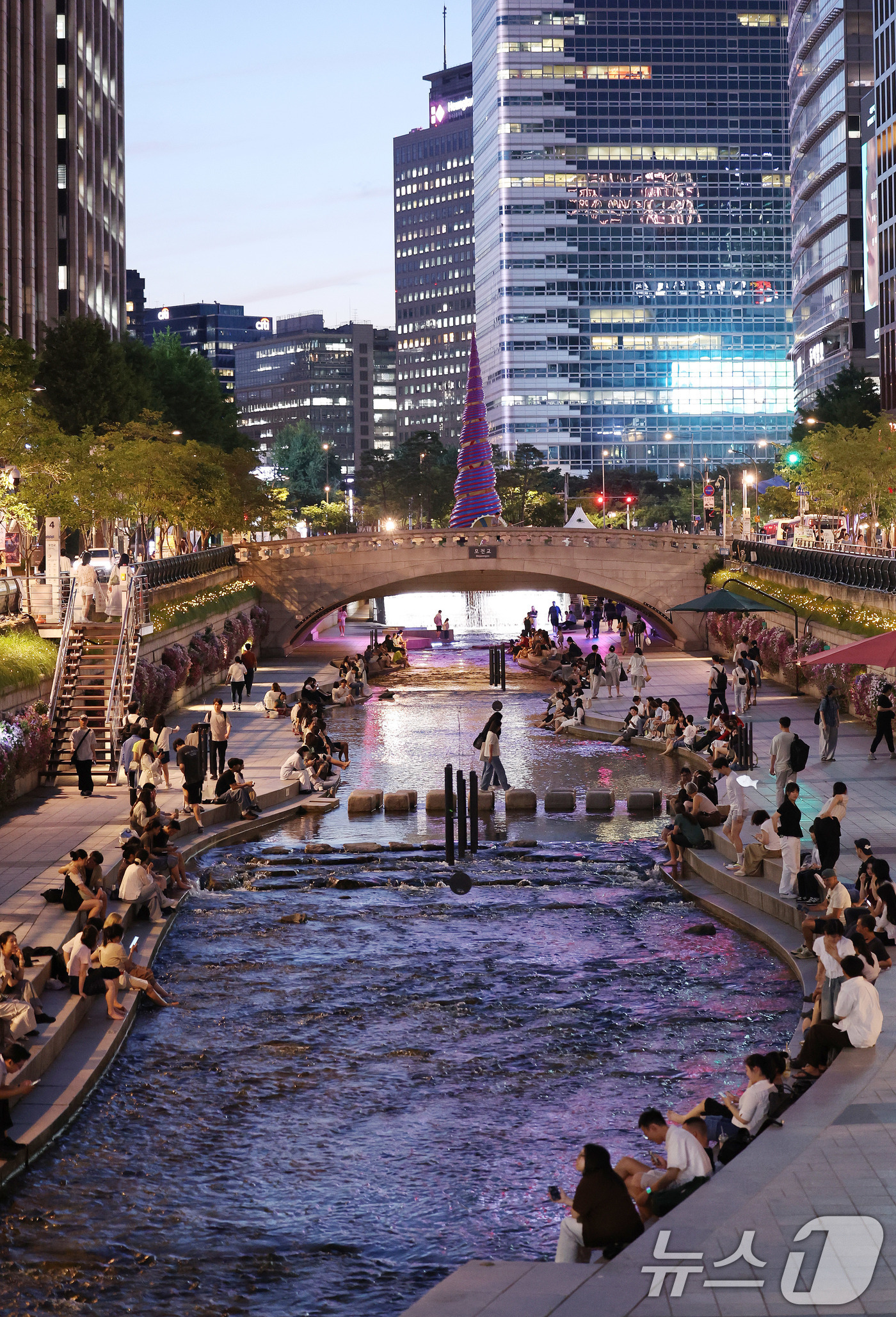 (서울=뉴스1) 박지혜 기자 = 서울에 올해 처음으로 열대야가 기록된 30일 서울 청계천에서 시민들이 더위를 식히고 있다.열대야는 밤 사이(전날 오후 6시 1분부터 다음날 오전 9 …