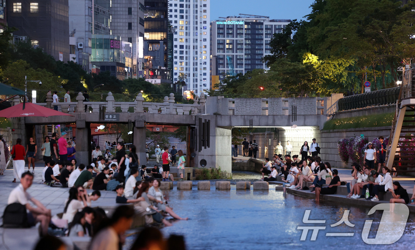 (서울=뉴스1) 박지혜 기자 = 서울에 올해 처음으로 열대야가 기록된 30일 서울 청계천에서 시민들이 더위를 식히고 있다.열대야는 밤 사이(전날 오후 6시 1분부터 다음날 오전 9 …