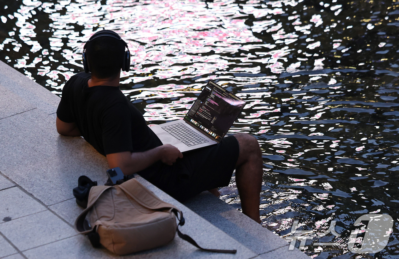 (서울=뉴스1) 박지혜 기자 = 서울에 올해 처음으로 열대야가 기록된 30일 서울 청계천에서 한 외국인이 물에 발을 담근 채 음악감상을 하고 있다.열대야는 밤 사이(전날 오후 6시 …