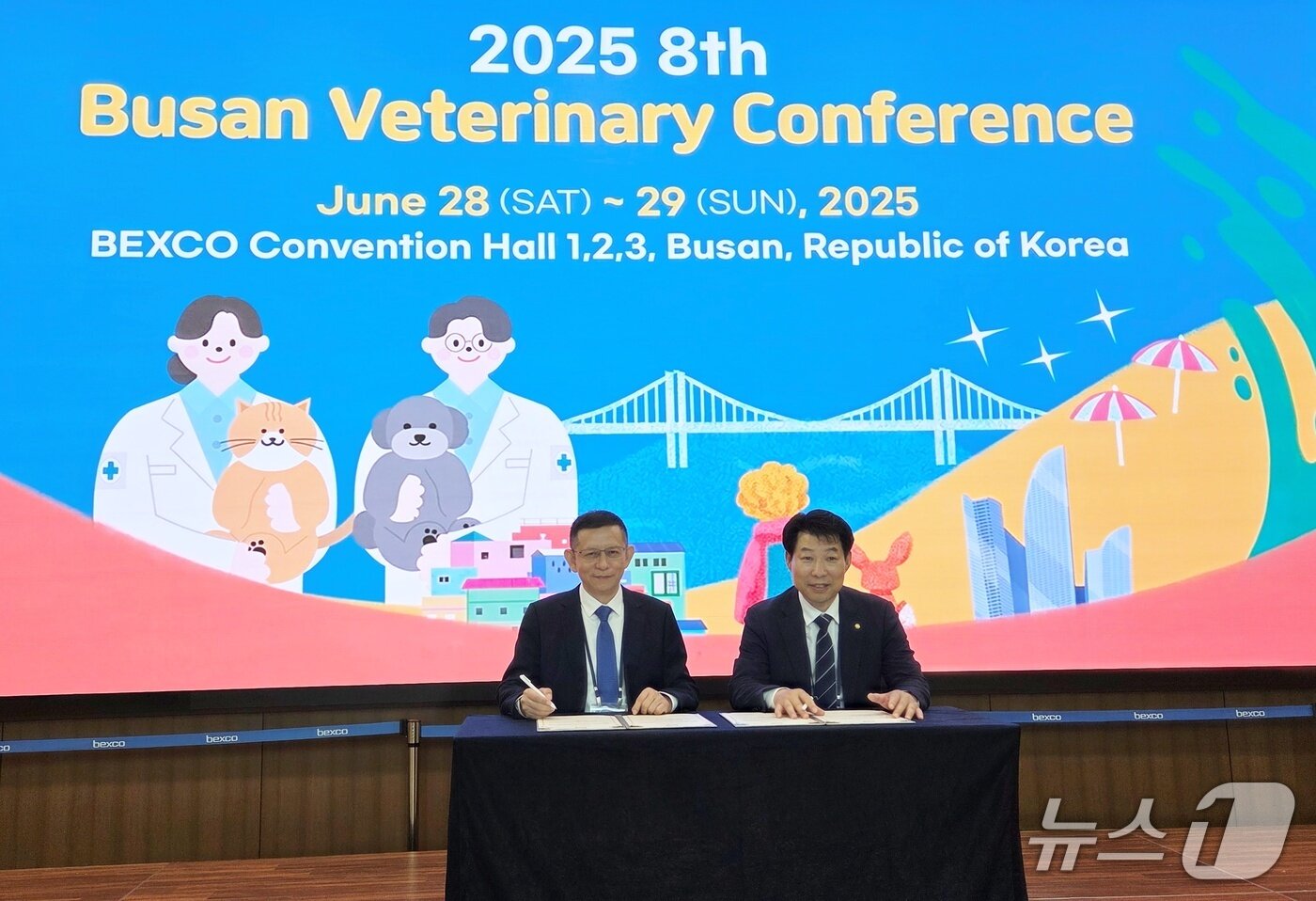 본문 이미지 - 이영락 부산시수의사회 회장(오른쪽)이 28일 유신익 선전시반려동물의료협회 회장과 협약을 맺고 있다. ⓒ 뉴스1