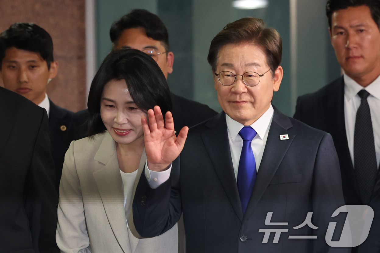 (인천=뉴스1) 이동해 기자 = 이재명 더불어민주당 대통령 후보가 3일 밤 당선이 확실시된 가운데 인천 계양구 자택을 나서고 있다. 2025.6.3/뉴스1