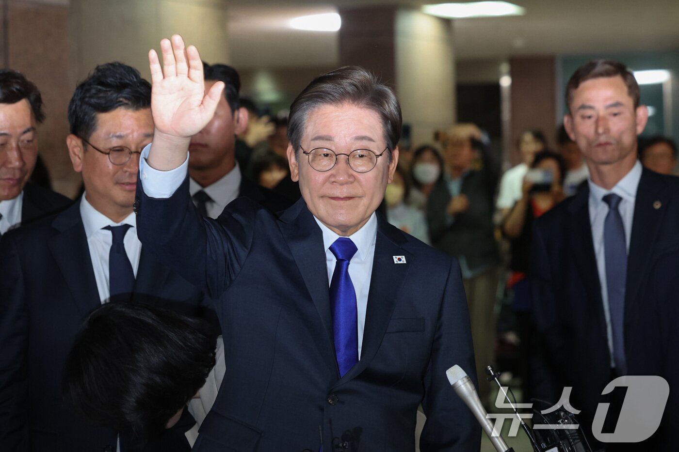 본문 이미지 - 이재명 더불어민주당 대통령 후보가 3일 밤 당선이 확실시된 가운데 인천 계양구 자택을 나서고 있다. 2025.6.3/뉴스1 ⓒ News1 이동해 기자