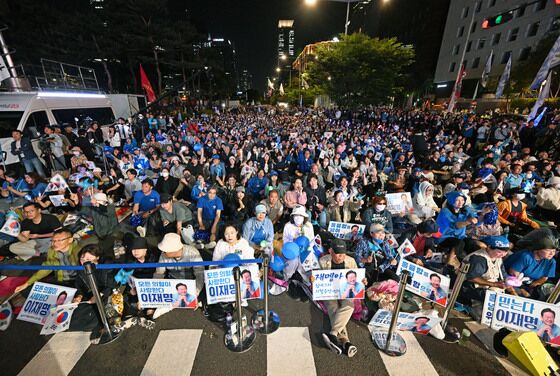 '당선 확실' 이재명 세리머니에 국회 앞은 축제…"앞으로도 응원"