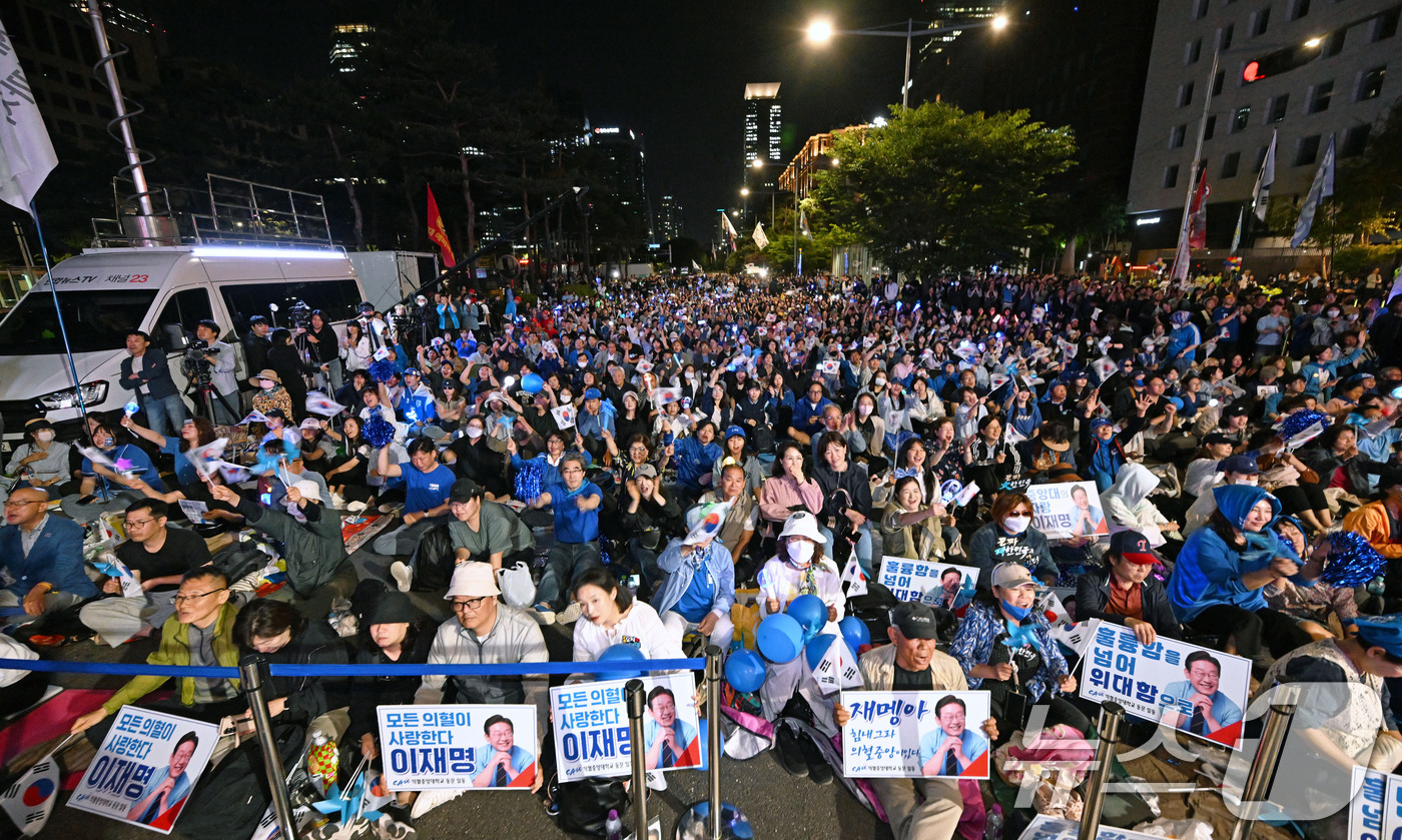 (서울=뉴스1) 안은나 기자 = 이재명 더불어민주당 대통령 후보가 3일 밤 당선이 확실시된 가운데 서울 여의도 국회 앞에서 지지자들이 환호하고 있다. (공동취재) 2025.6.4/ …