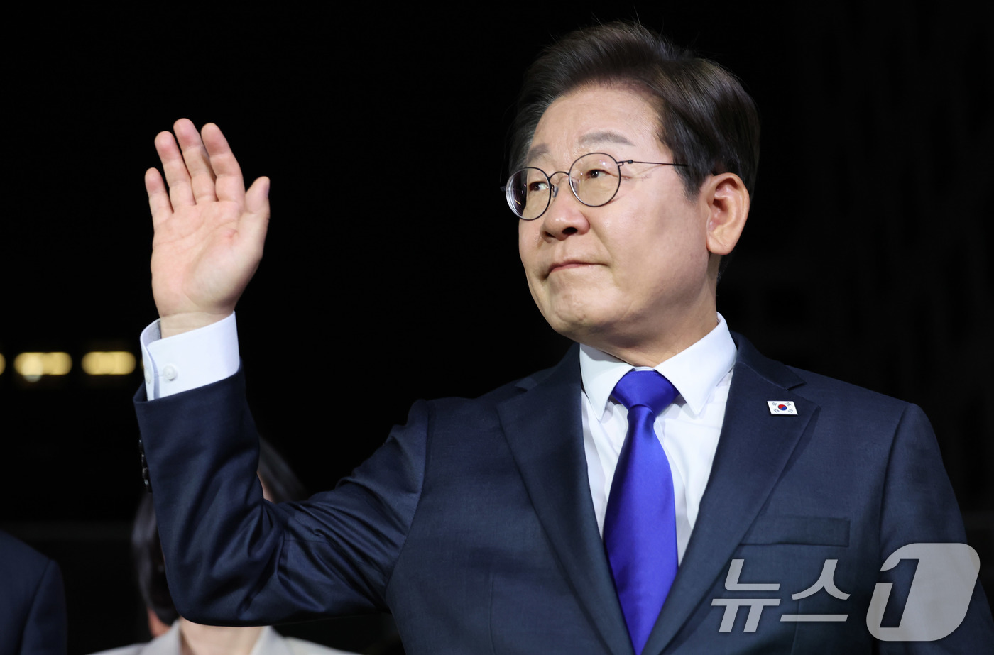 (서울=뉴스1) 안은나 기자 = 당선이 확실시된 이재명 더불어민주당 대통령 후보가 4일 서울 여의도 민주당사에 들어서며 손을 흔들고 있다. (공동취재) 2025.6.4/뉴스1