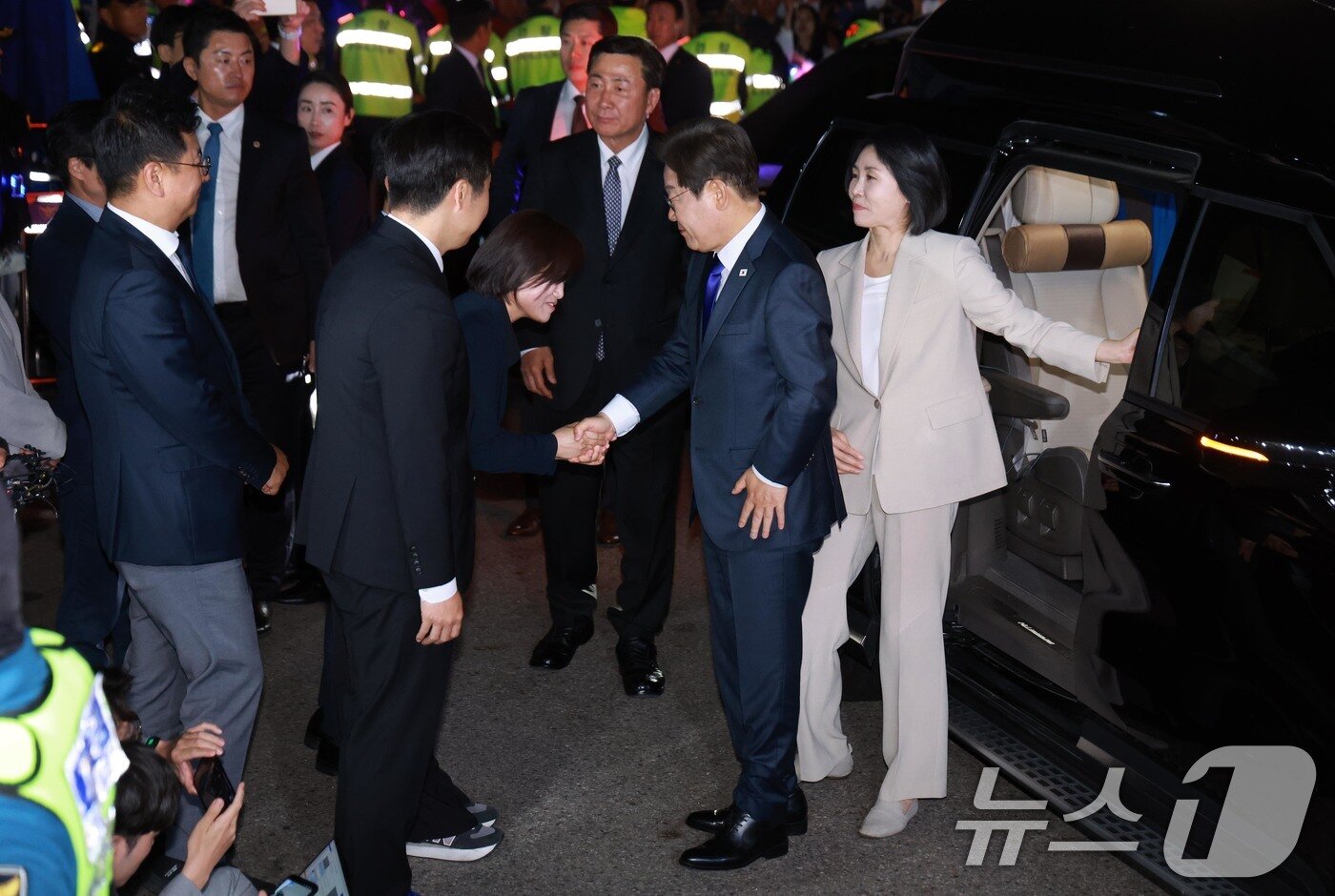 본문 이미지 - 당선이 확실시된 이재명 더불어민주당 대통령 후보가 4일 서울 여의도 민주당사에 들어서고 있다. (공동취재) 2025.6.4/뉴스1 ⓒ News1 안은나 기자