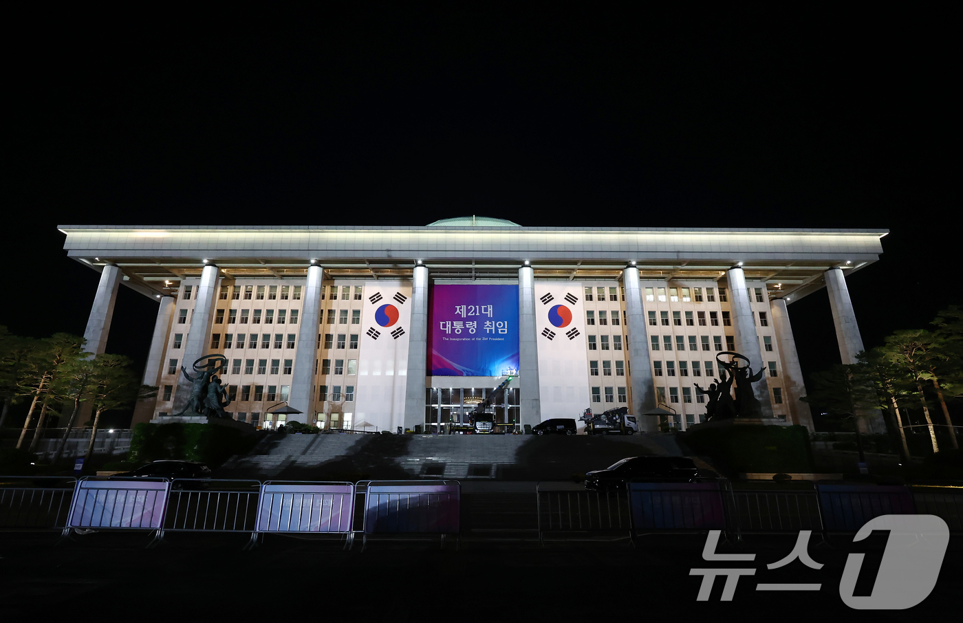 (서울=뉴스1) 김민지 기자 = 이재명 더불어민주당 대통령 후보의 제21대 대선 당선이 확실시된 4일 오전 서울 여의도 국회 본청 외벽에 취임식 현수막이 걸리고 있다. 2025.6 …