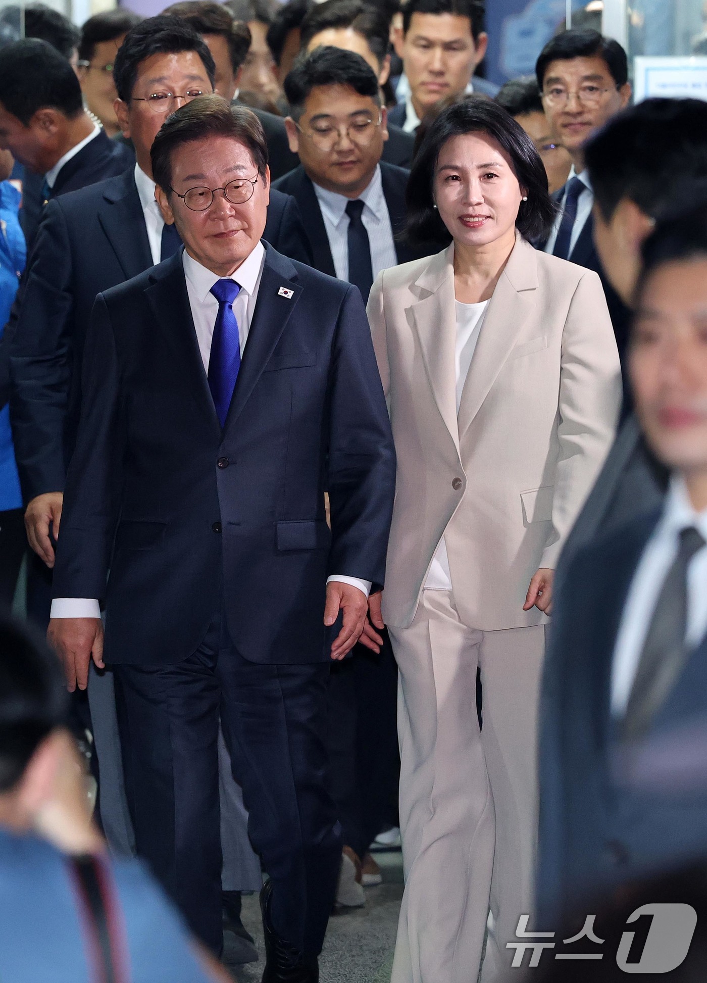 (서울=뉴스1) 안은나 기자 = 당선이 확실시된 이재명 더불어민주당 대통령 후보가 4일 서울 여의도 민주당사를 방문한 후 개표방송 행사장으로 향하고 있다. (공동취재) 2025.6 …