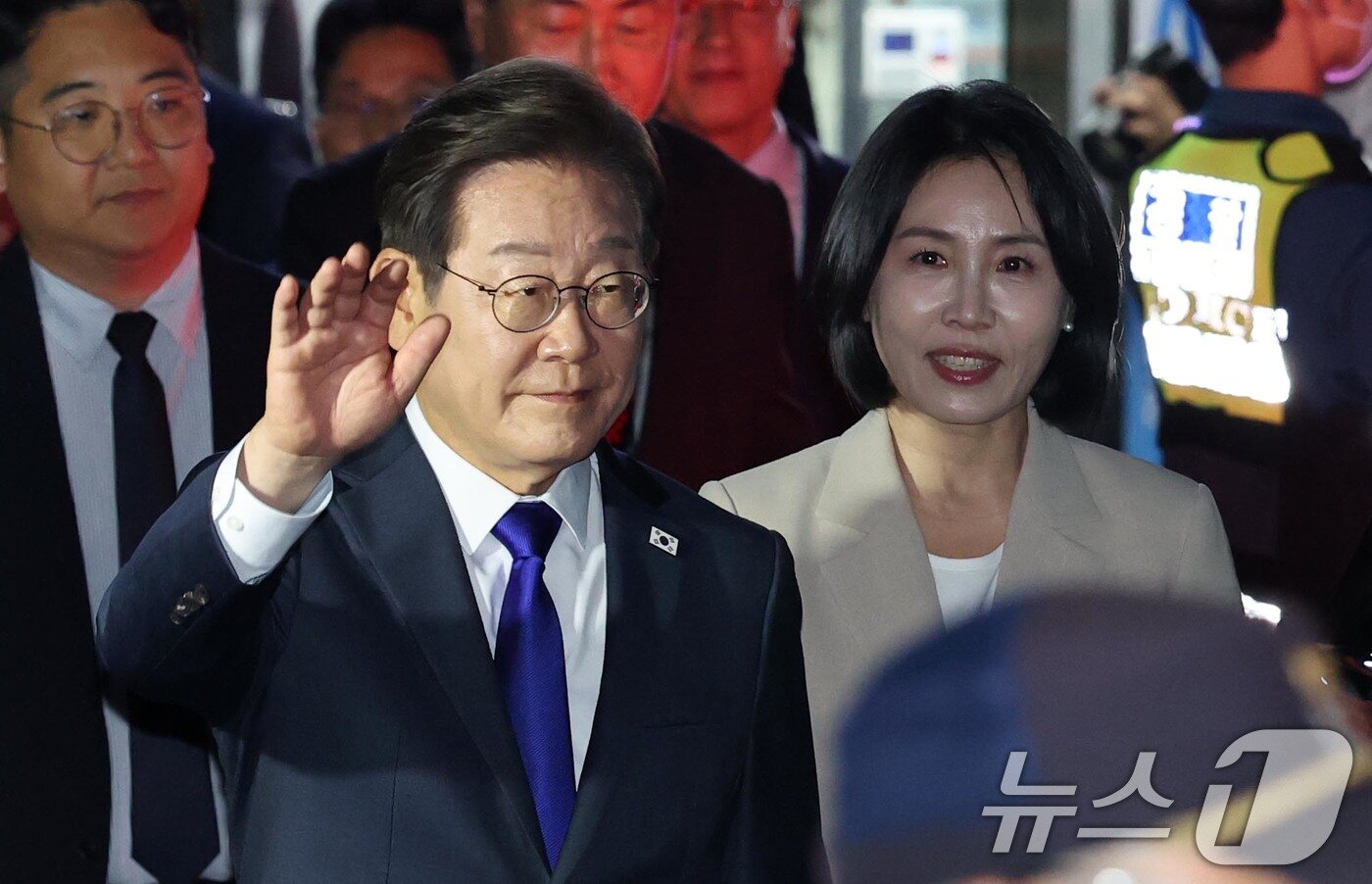 본문 이미지 - 당선이 확실시된 이재명 더불어민주당 대통령 후보가 4일 서울 여의도 민주당사를 방문한 후 개표방송 행사장으로 향하고 있다. &#40;공동취재&#41; 2025.6.4/뉴스1 ⓒ News1 안은나 기자