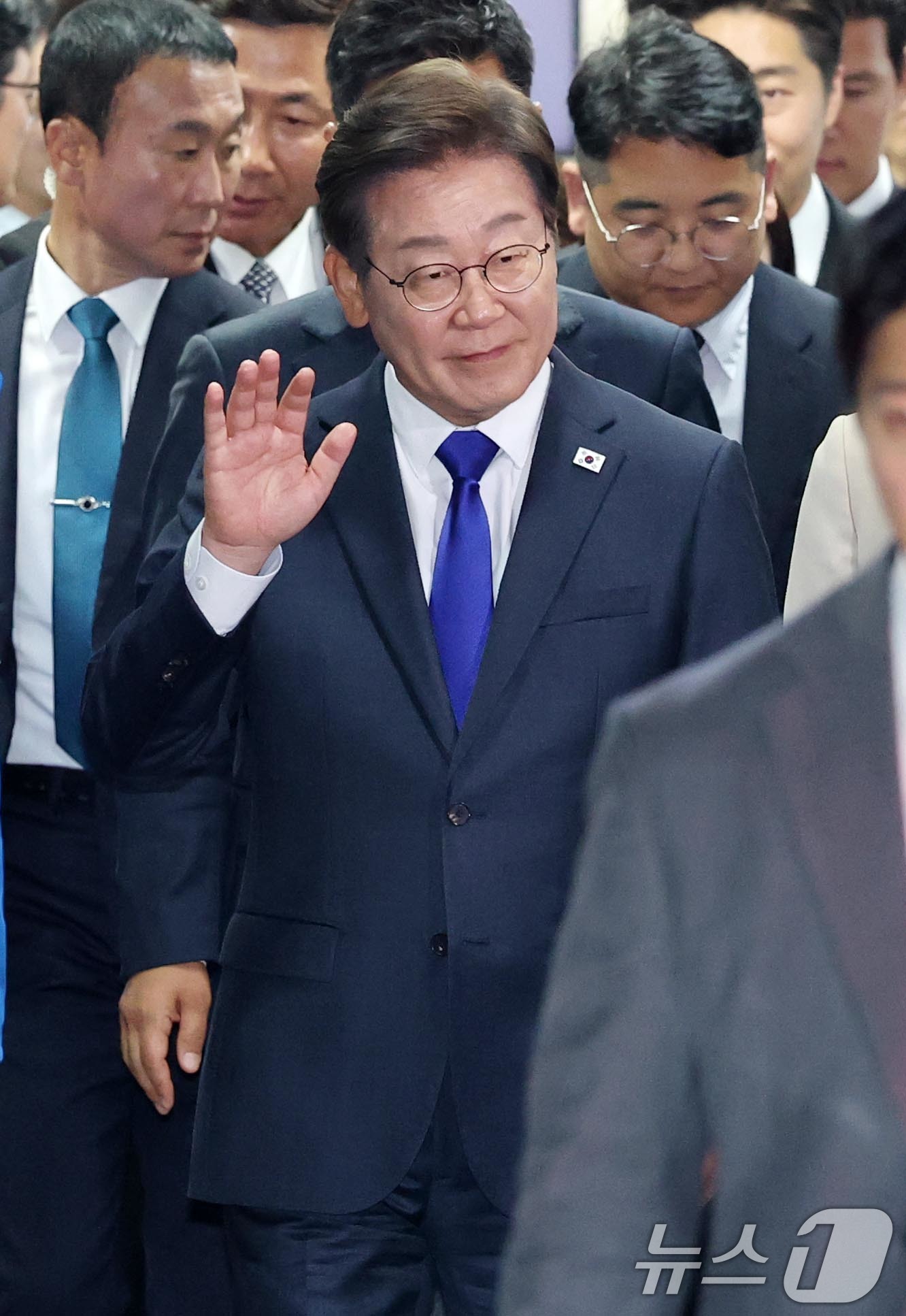 (서울=뉴스1) 안은나 기자 = 당선이 확실시된 이재명 더불어민주당 대통령 후보가 4일 서울 여의도 민주당사를 방문한 후 개표방송 행사장으로 향하고 있다. (공동취재) 2025.6 …
