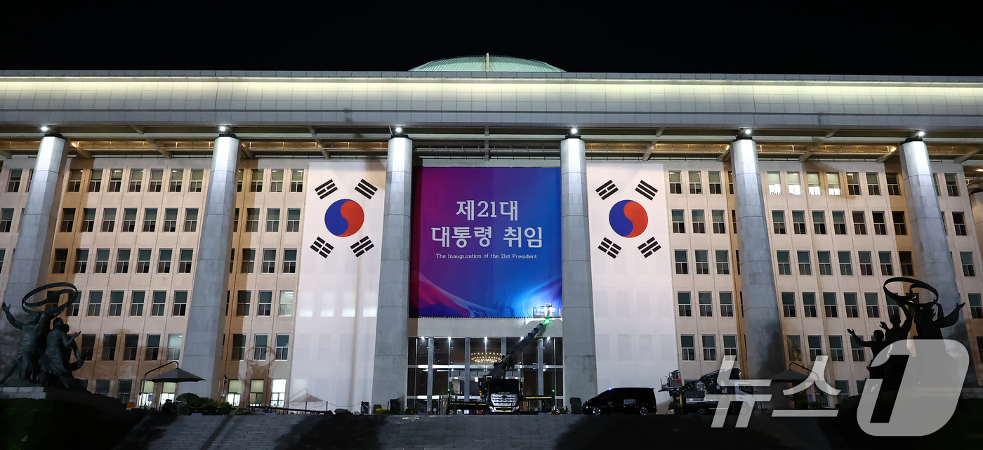 (서울=뉴스1) 김민지 기자 = 이재명 더불어민주당 대통령 후보의 제21대 대선 당선이 확실시된 4일 오전 서울 여의도 국회 본청 외벽에 취임식 현수막이 걸리고 있다. 2025.6 …