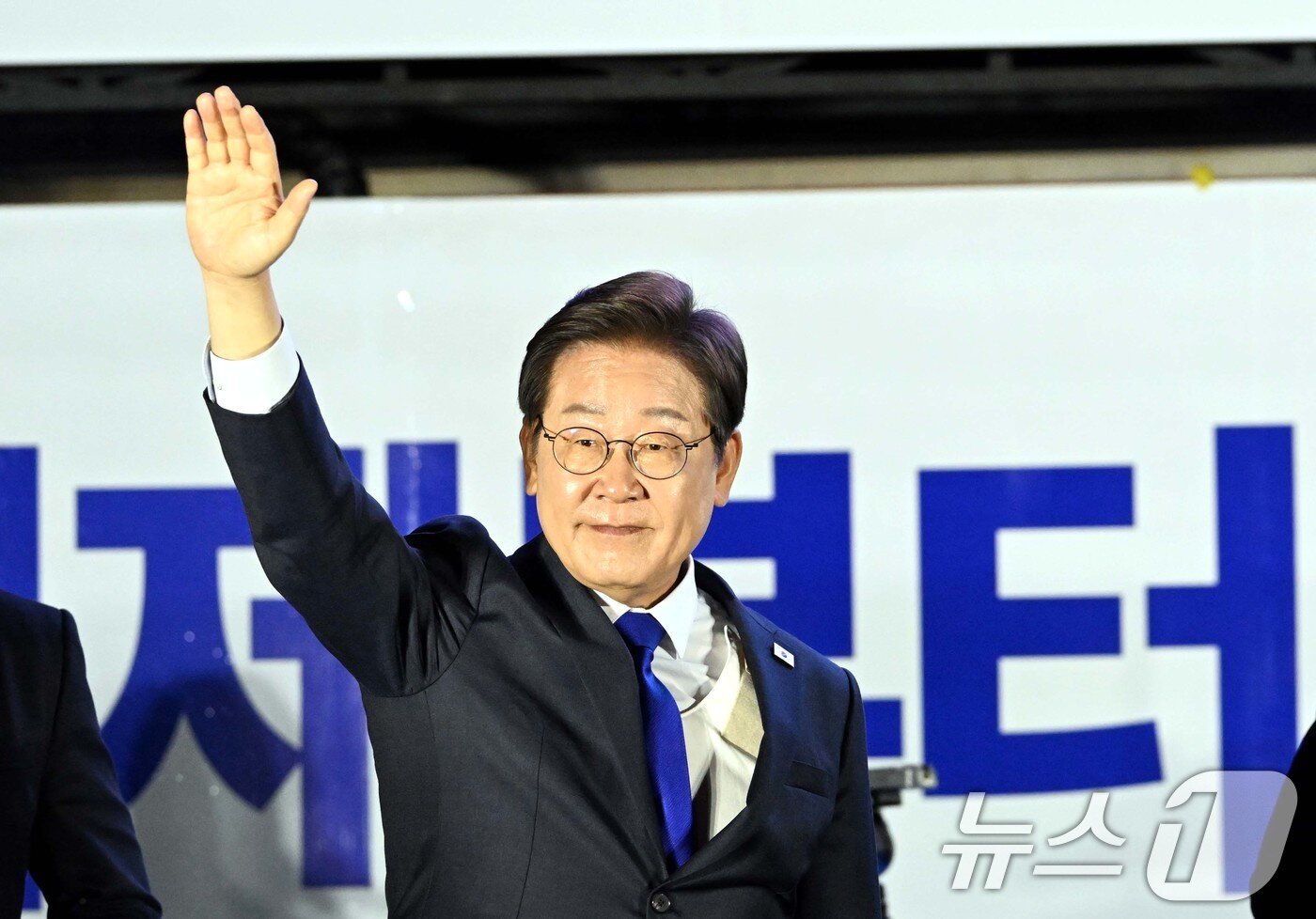 본문 이미지 - 당선이 확실시된 이재명 더불어민주당 대통령 후보가 4일 서울 여의도 국회 앞에 마련된 민주당 국민개표방송시청 현장을 찾아 지지자들에게 인사하고 있다. &#40;공동취재&#41; 2025.6.4/뉴스1 ⓒ News1 안은나 기자