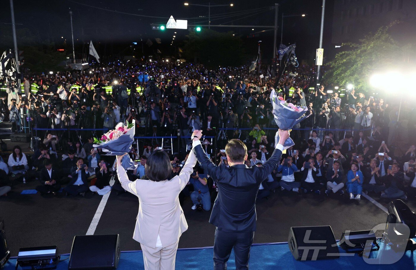 본문 이미지 - 당선이 확실시 되는 이재명 더불어민주당 대통령 후보와 부인 김혜경 여사가 4일 오전 서울 여의도 국회 앞에서 열린 국민 개표방송 행사에서 시민들을 향해 인사하고 있다. (공동취재) 2025.6.4/뉴스1 ⓒ News1 안은나 기자