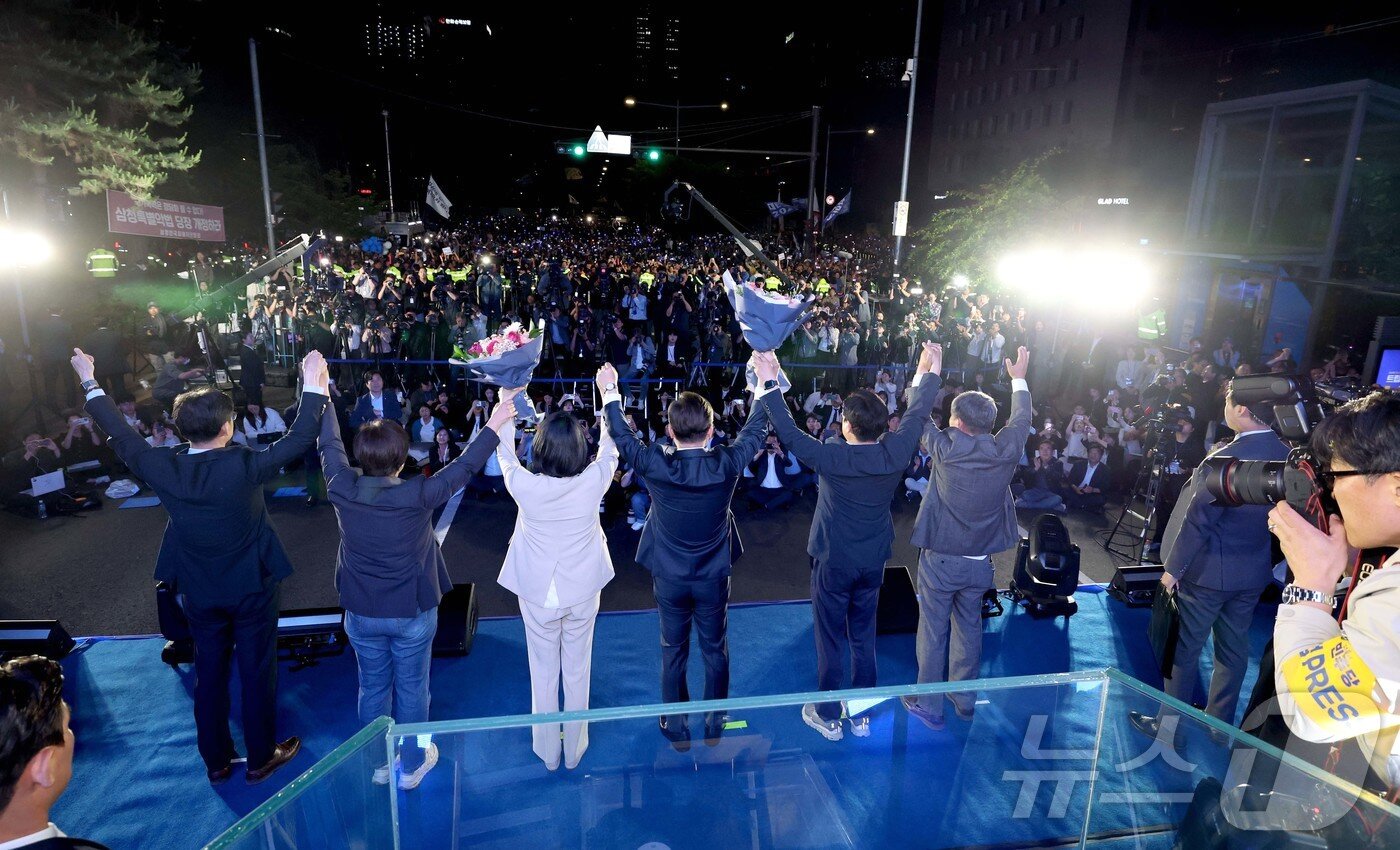 본문 이미지 - 당선이 확실시 되는 이재명 더불어민주당 대통령 후보와 부인 김혜경 여사가 4일 오전 서울 여의도 국회 앞에서 열린 국민 개표방송 행사에서 시민들을 향해 인사하고 있다. &#40;공동취재&#41; 2025.6.4/뉴스1 ⓒ News1 안은나 기자
