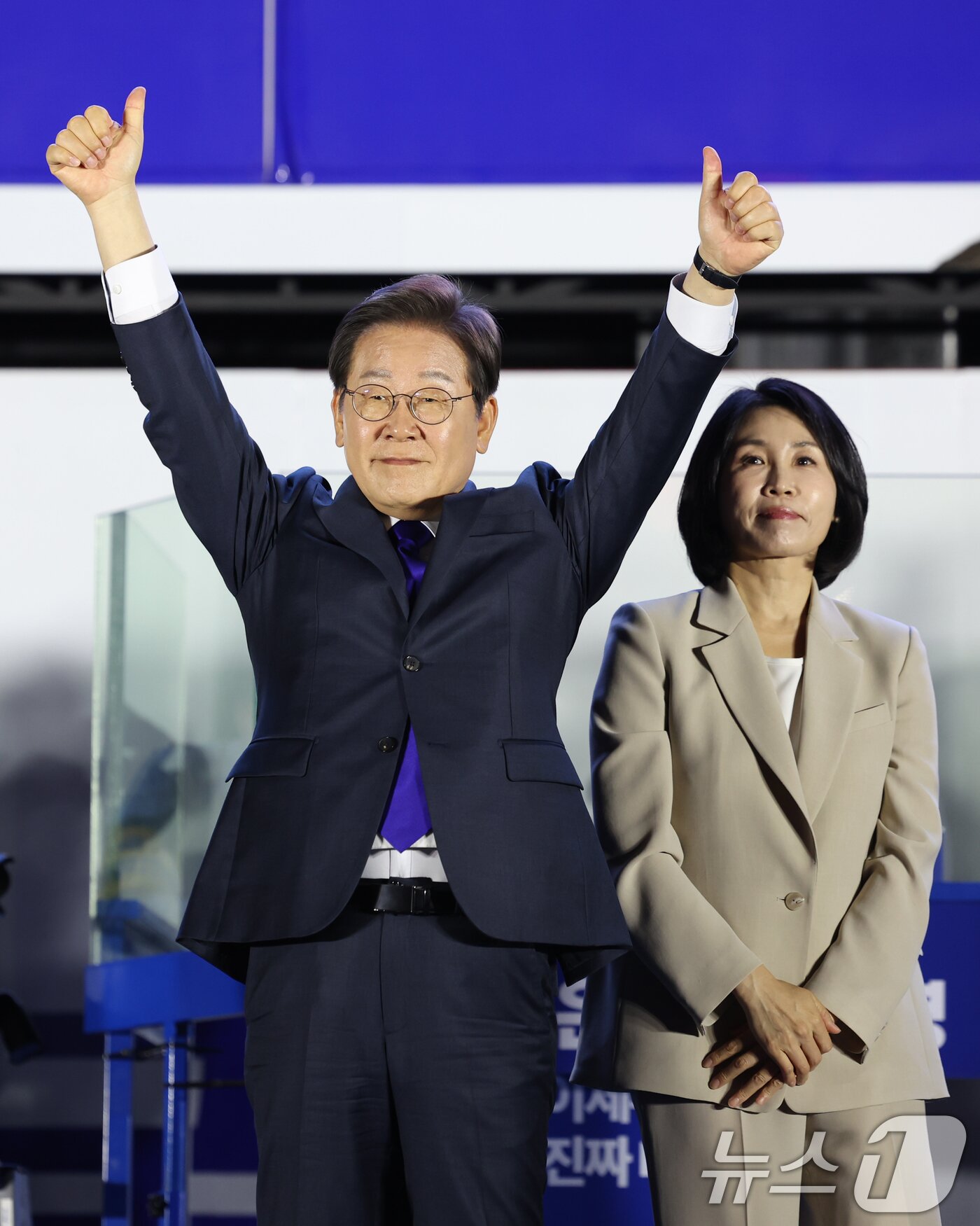 본문 이미지 - 당선이 확실시된 이재명 더불어민주당 대통령 후보가 4일 서울 여의도 국회 앞에 마련된 민주당 국민개표방송시청 현장을 찾아 지지자들에게 인사하고 있다. &#40;공동취재&#41; 2025.6.4/뉴스1 ⓒ News1 안은나 기자