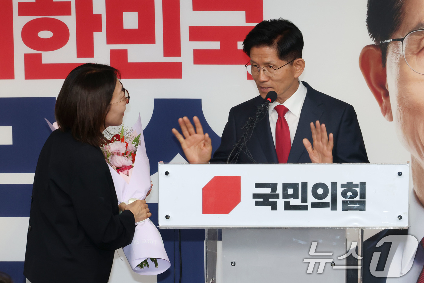 (서울=뉴스1) 이광호 기자 = 김문수 국민의힘 대통령 후보가 4일 오전 서울 여의도 중앙당사에서 제21대 대통령선거 결과에 대한 승복 입장을 밝히는 기자회견을 마친뒤 관계자가 전 …