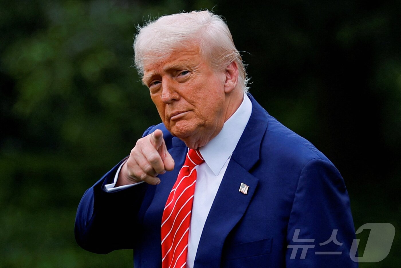 본문 이미지 - 도널드 트럼프 미국 대통령이 지난 5월 30일(현지시간) 워싱턴DC 백악관 남쪽 잔디밭에서 펜실베이니아로 출발하며 카메라를 가리키고 있다. ⓒ 로이터=뉴스1 ⓒ News1 류정민 특파원
