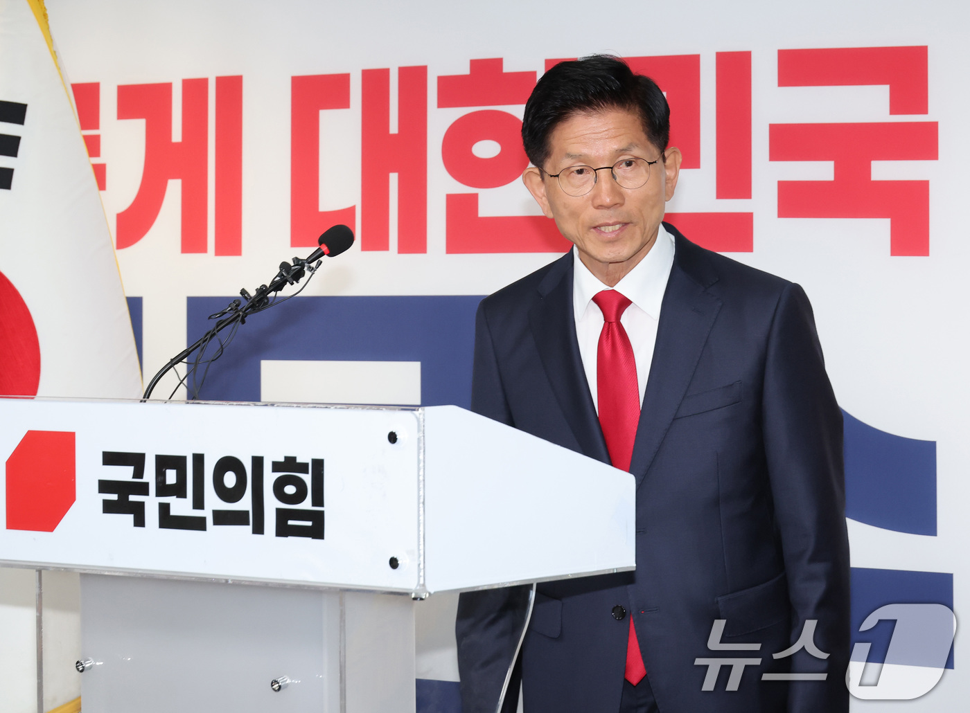 (서울=뉴스1) 이광호 기자 = 김문수 국민의힘 대통령 후보가 4일 오전 서울 여의도 중앙당사에서 제21대 대통령선거 결과에 대한 승복 입장을 밝히며 기자회견을 한 뒤 퇴장하고 있 …