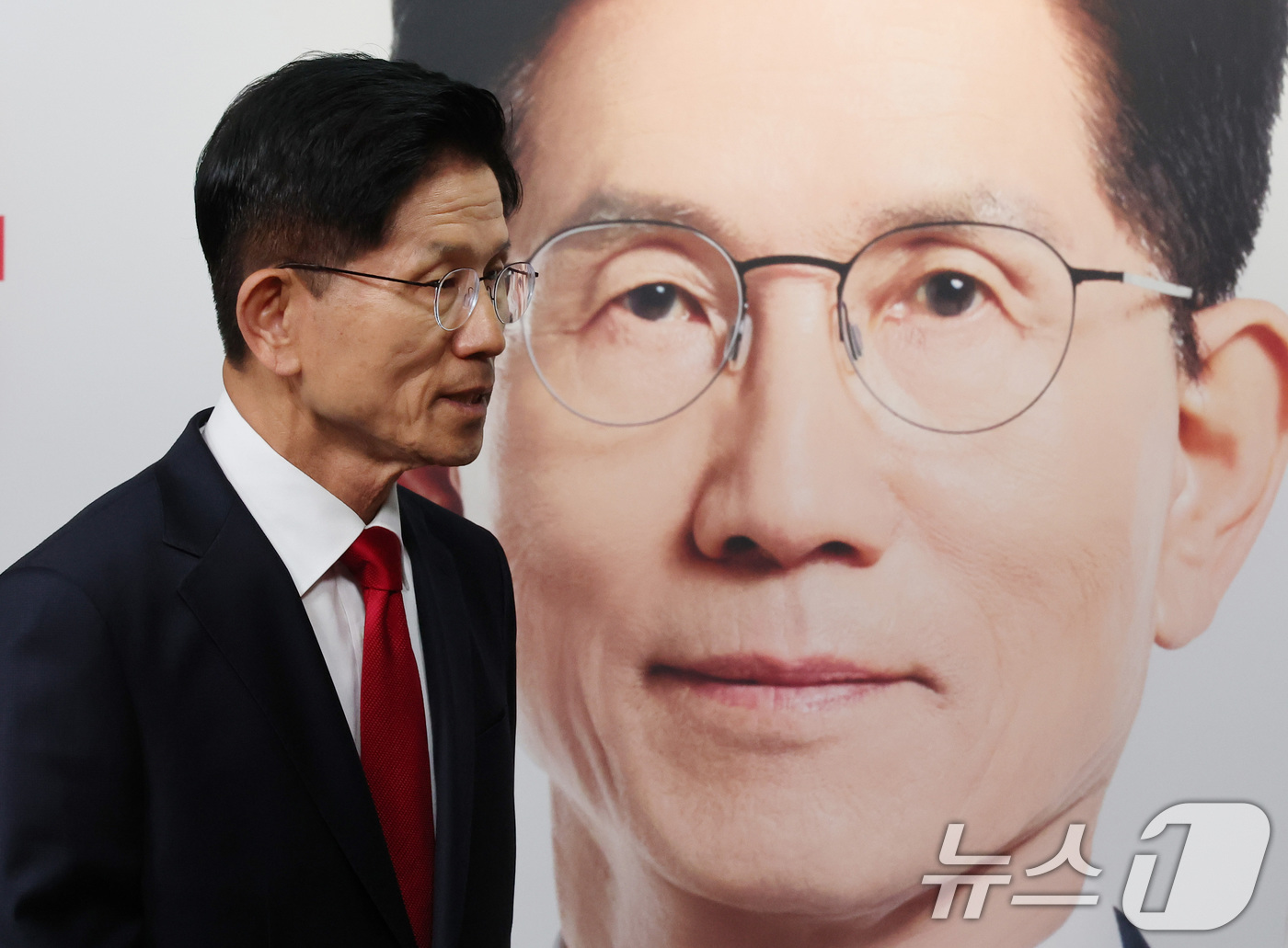 (서울=뉴스1) 이광호 기자 = 김문수 국민의힘 대통령 후보가 4일 오전 서울 여의도 중앙당사에서 제21대 대통령선거 결과에 대한 승복 입장을 밝히며 기자회견을 한 뒤 퇴장하고 있 …