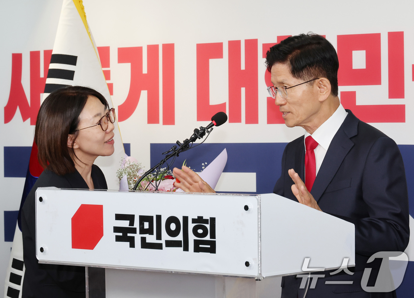 (서울=뉴스1) 이광호 기자 = 김문수 국민의힘 대통령 후보가 4일 오전 서울 여의도 중앙당사에서 제21대 대통령선거 결과에 대한 승복 입장을 밝히며 기자회견을 한 뒤 관계자가 건 …