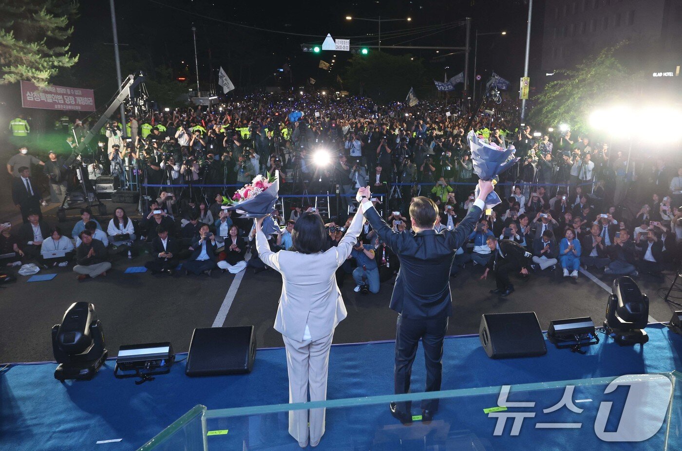 본문 이미지 - 당선이 확실시된 이재명 더불어민주당 대통령 후보가 4일 서울 여의도 국회 앞에 마련된 민주당 국민개표방송시청 현장을 찾아 지지자들에게 인사하고 있다. &#40;공동취재&#41; 2025.6.4/뉴스1 ⓒ News1 안은나 기자