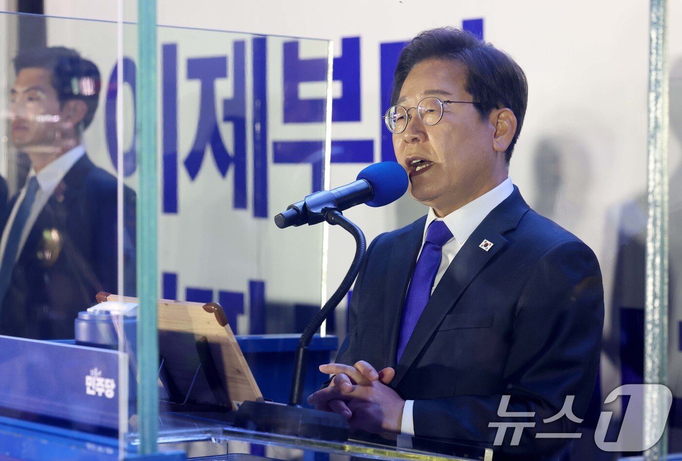 본문 이미지 - 당선이 확실시된 이재명 더불어민주당 대통령 후보가 4일 서울 여의도 국회 앞에 마련된 민주당 국민개표방송시청 현장에서 연설을 하고 있다. &#40;공동취재&#41; 2025.6.4/뉴스1 ⓒ News1 안은나 기자