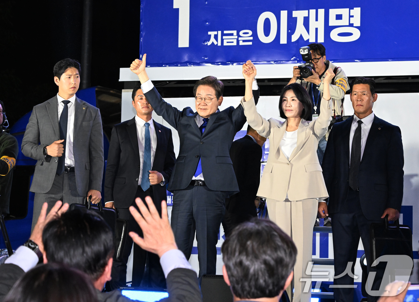 (서울=뉴스1) 안은나 기자 = 당선이 확실시된 이재명 더불어민주당 대통령 후보와 부인 김혜경 여사가 4일 서울 여의도 국회 앞에 마련된 민주당 국민개표방송시청 현장을 찾아 지지자 …