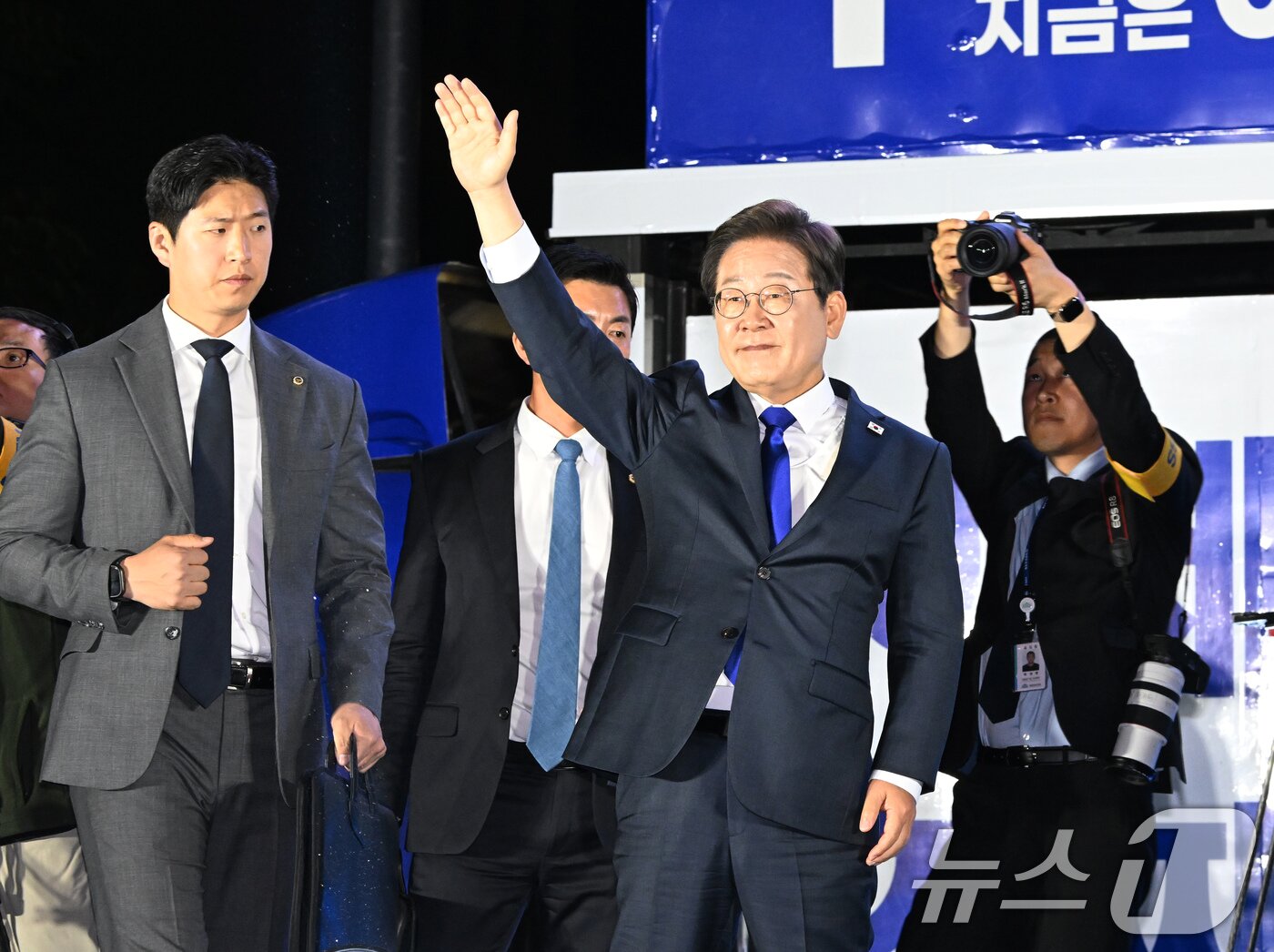 본문 이미지 - 당선이 확실시된 이재명 더불어민주당 대통령 후보가 4일 서울 여의도 국회 앞에 마련된 민주당 국민개표방송시청 현장을 찾아 지지자들에게 인사하고 있다. &#40;공동취재&#41; 2025.6.4/뉴스1 ⓒ News1 안은나 기자