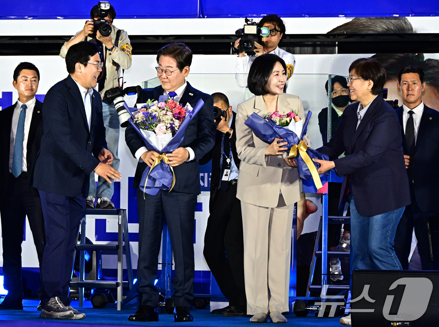 (서울=뉴스1) 안은나 기자 = 당선이 확실시된 이재명 더불어민주당 대통령 후보가 김혜경 여사와 4일 오전 서울 여의도 국회 앞을 찾아 박찬대 상임총괄선대본부장으로부터 꽃다발을 받 …