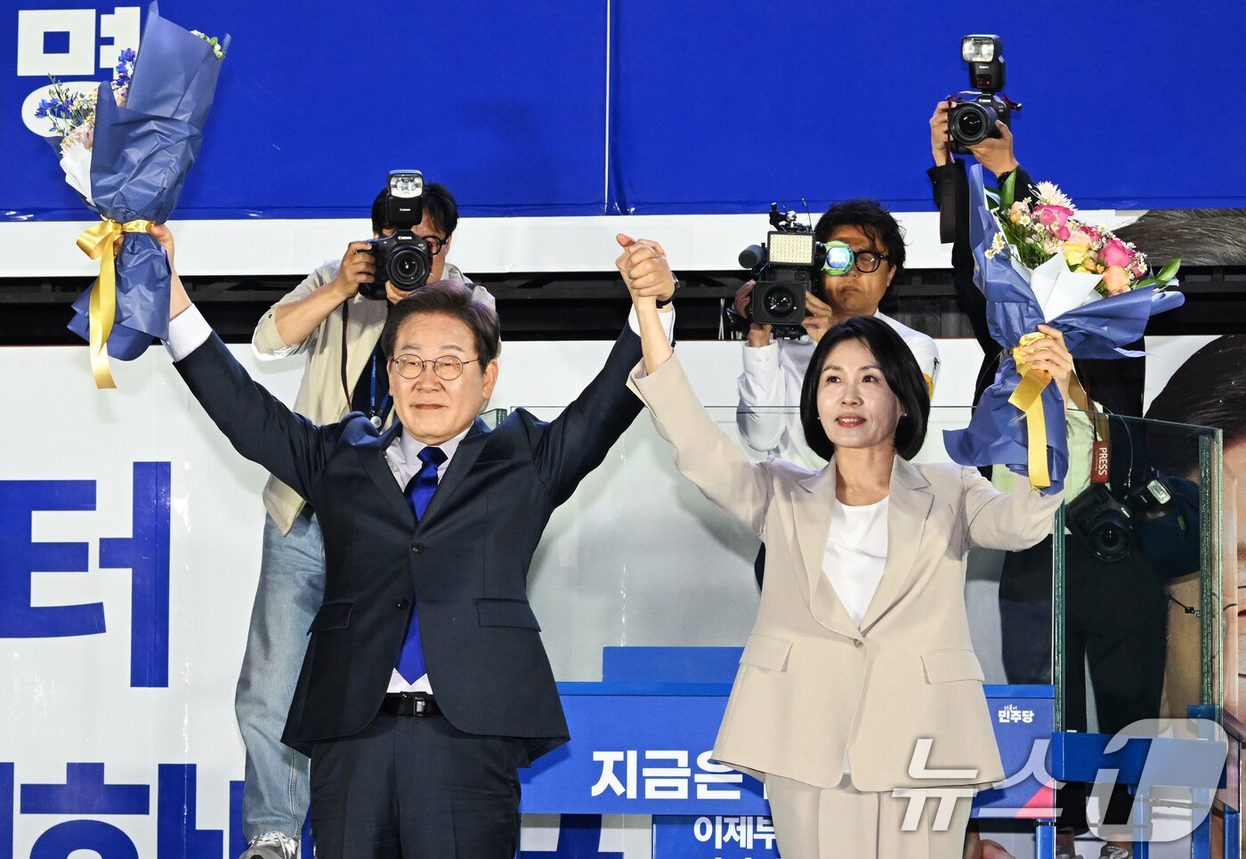 본문 이미지 - 당선이 확실시된 이재명 더불어민주당 대통령 후보와 부인 김혜경 여사가 4일 서울 여의도 국회 앞에 마련된 민주당 국민개표방송시청 현장을 찾아 지지자들에게 인사하고 있다. &#40;공동취재&#41; 2025.6.4/뉴스1 ⓒ News1 안은나 기자