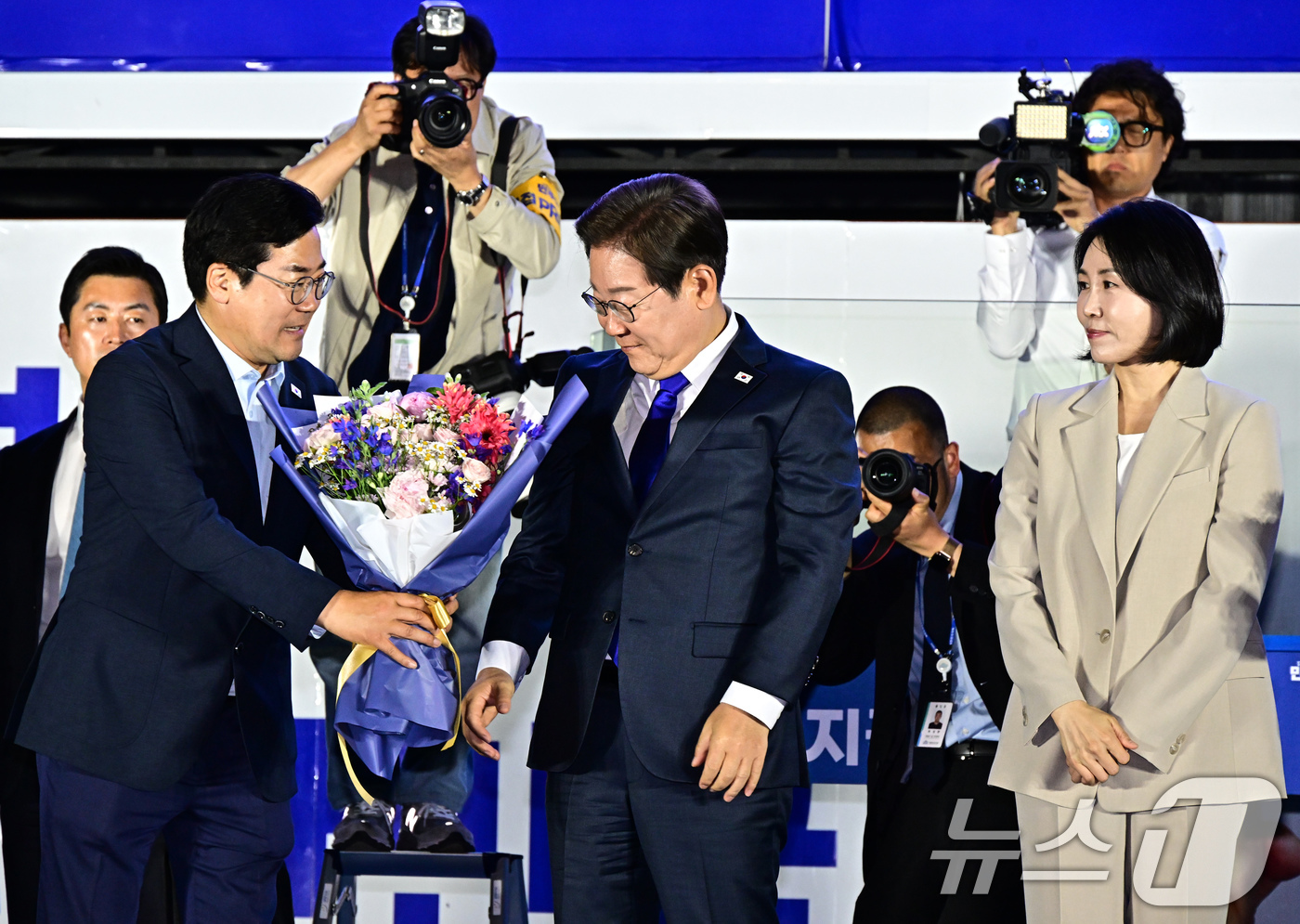 (서울=뉴스1) 안은나 기자 = 당선이 확실시된 이재명 더불어민주당 대통령 후보가 김혜경 여사와 4일 오전 서울 여의도 국회 앞을 찾아 박찬대 상임총괄선대본부장으로부터 꽃다발을 받 …