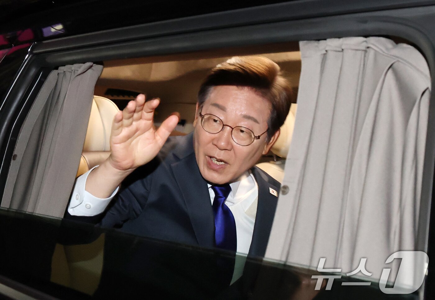 본문 이미지 - 당선이 확실시된 이재명 더불어민주당 대통령 후보가 4일 서울 여의도 국회 앞에 마련된 민주당 국민개표방송시청 현장에서 연설을 마친 후 떠나고 있다. &#40;공동취재&#41; 2025.6.4/뉴스1 ⓒ News1 안은나 기자