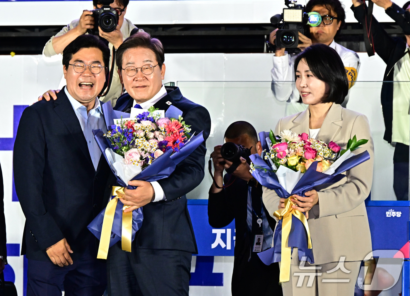 (서울=뉴스1) 안은나 기자 = 당선이 확실시된 이재명 더불어민주당 대통령 후보가 김혜경 여사와 4일 오전 서울 여의도 국회 앞을 찾아 박찬대 상임총괄선대본부장으로부터 꽃다발을 받 …