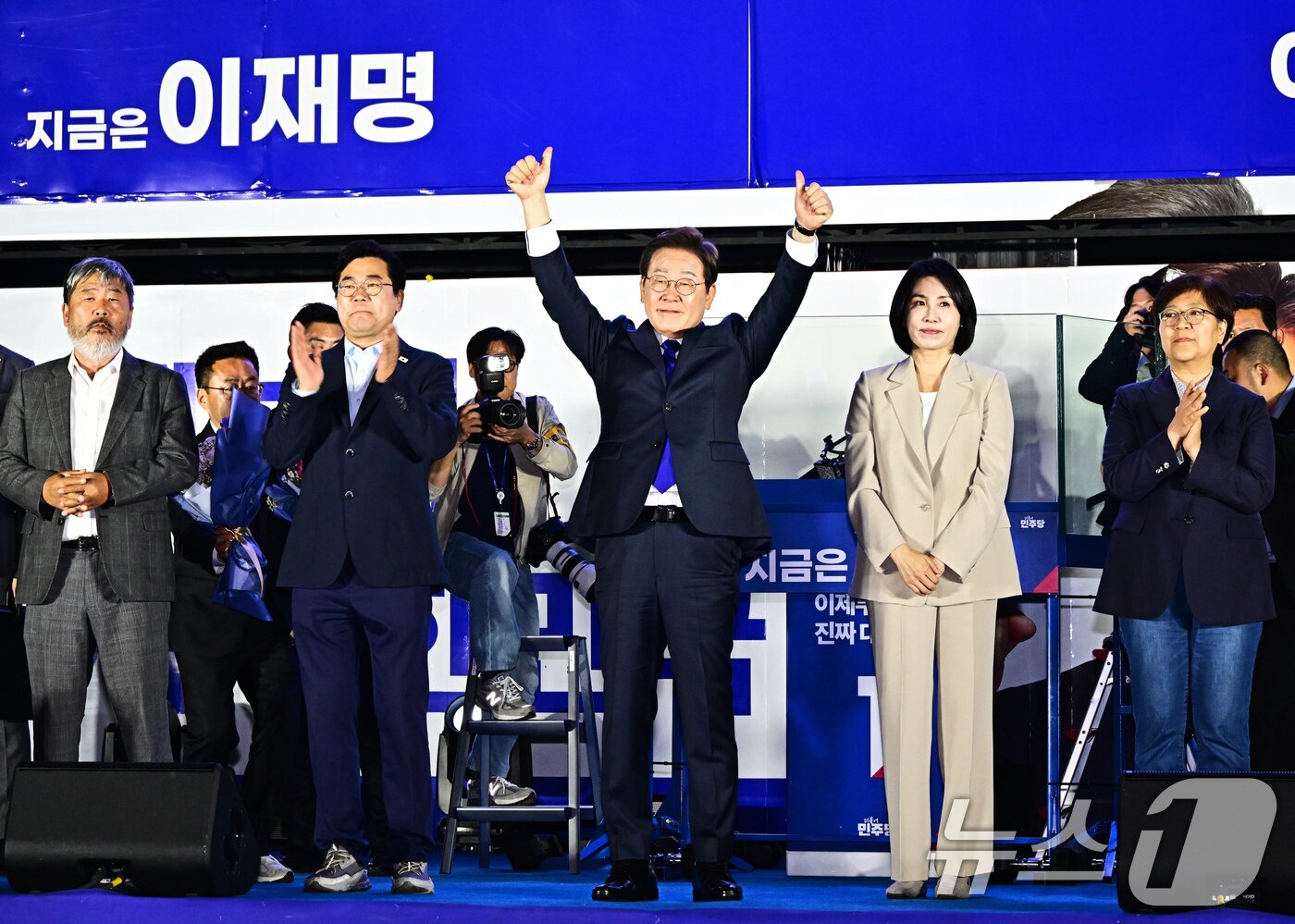 본문 이미지 - 제21대 대통령 선거에서 당선이 확실해진 이재명 더불어민주당 후보가 김혜경 여사와 4일 오전 서울 여의도 국회 앞에 마련된 개표방송 야외 무대에 올라 인사하고 있다. &#40;공동취재&#41; 2025.6.4/뉴스1 ⓒ News1 안은나 기자