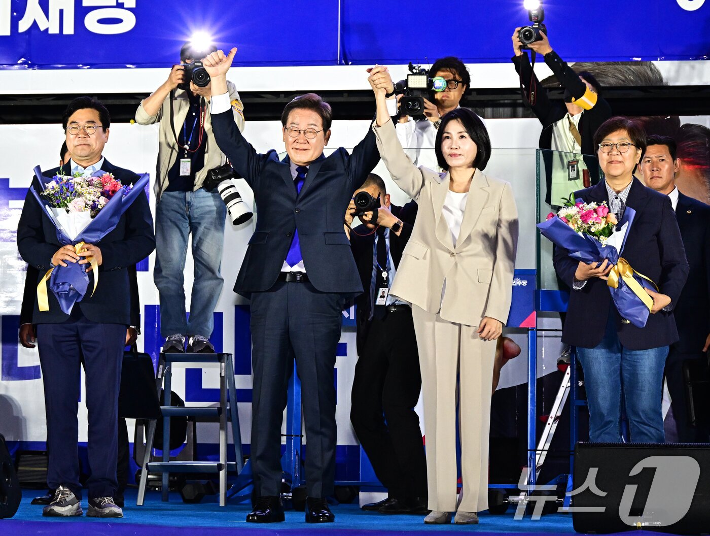 본문 이미지 - 제21대 대통령 선거에서 당선이 확실해진 이재명 더불어민주당 후보가 김혜경 여사와 4일 오전 서울 여의도 국회 앞에 마련된 개표방송 야외 무대에 올라 인사하고 있다. &#40;공동취재&#41; 2025.6.4/뉴스1 ⓒ News1 안은나 기자