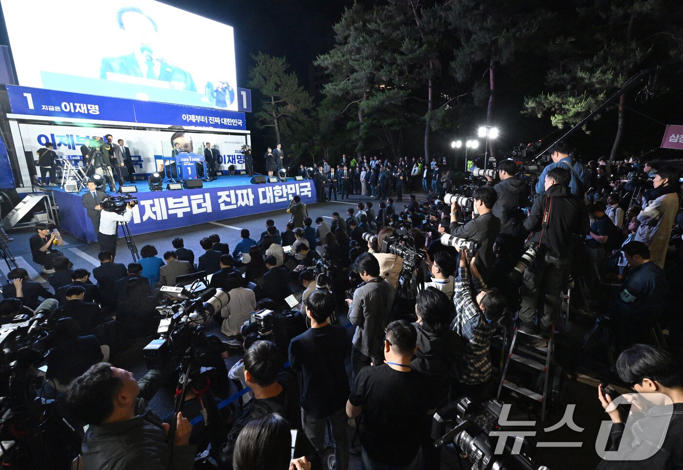 본문 이미지 - 당선이 확실시된 이재명 더불어민주당 대통령 후보가 4일 서울 여의도 국회 앞에 마련된 민주당 국민개표방송시청 현장에서 연설을 하고 있다. &#40;공동취재&#41; 2025.6.4/뉴스1 ⓒ News1 안은나 기자