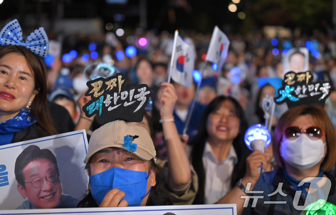 (서울=뉴스1) 안은나 기자 = 4일 서울 여의도 국회 앞에 마련된 이재명 더불어민주당 대통령 후보 국민개표방송시청 현장을 찾은 지지자들이 이 후보의 연설을 듣고 있다. (공동취재 …