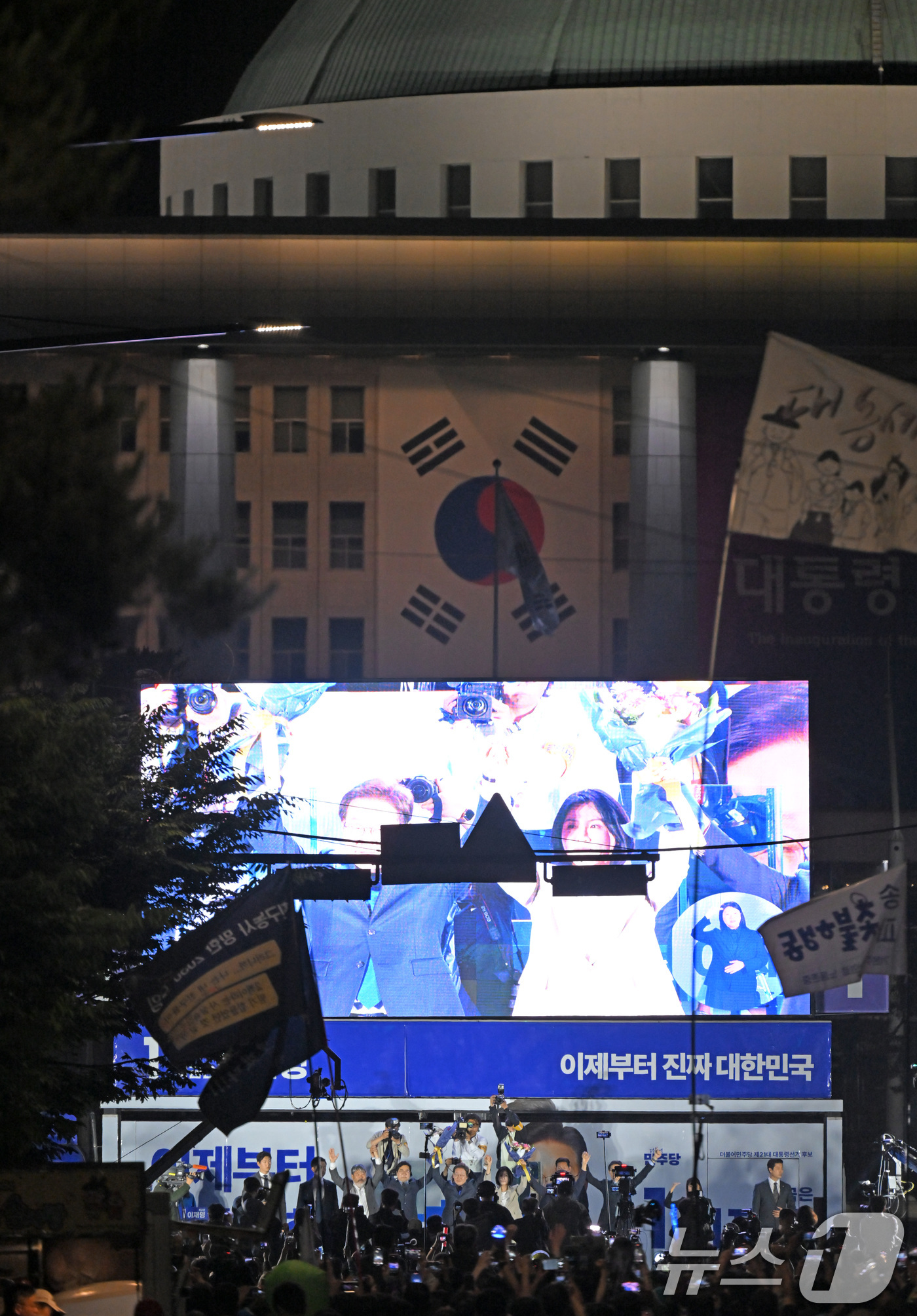 (서울=뉴스1) 안은나 기자 = 당선이 확실시된 이재명 더불어민주당 대통령 후보가 4일 서울 여의도 국회 앞에 마련된 민주당 국민개표방송시청 현장을 찾아 지지자들에게 인사하고 있다 …