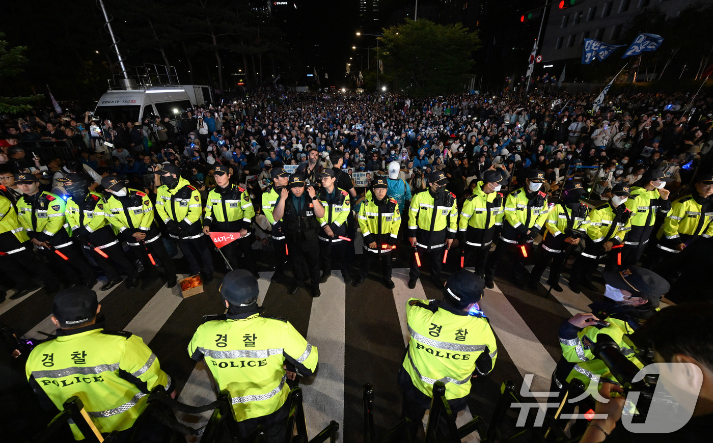 (서울=뉴스1) 안은나 기자 = 4일 서울 여의도 국회 앞에 마련된 이재명 더불어민주당 대통령 후보 국민개표방송시청 현장을 찾은 지지자들이 이 후보의 연설을 듣고 있다. (공동취재 …