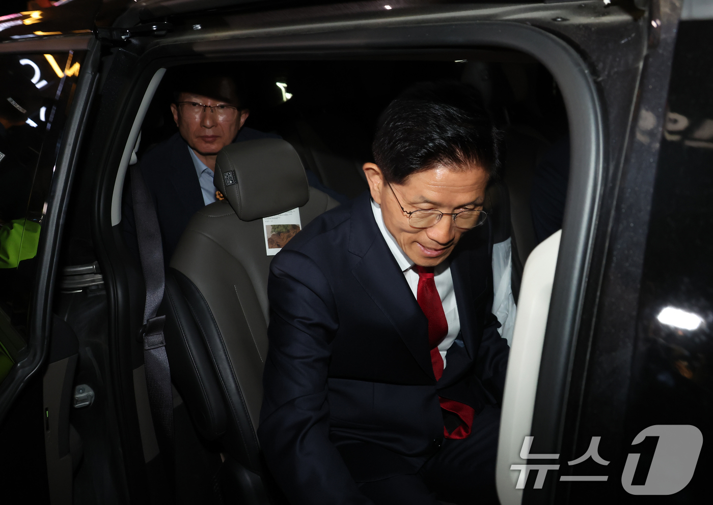 (서울=뉴스1) 이광호 기자 = 김문수 국민의힘 대통령 후보가 4일 오전 서울 여의도 중앙당사에서 제21대 대통령선거 결과 승복 기자회견을 마친 뒤 차량에 탑승하고 있다. (공동취 …
