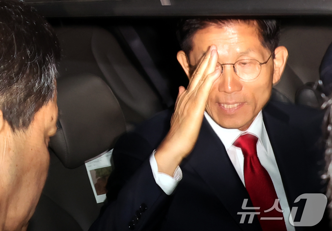 (서울=뉴스1) 이광호 기자 = 김문수 국민의힘 대통령 후보가 4일 오전 서울 여의도 중앙당사에서 제21대 대통령선거 결과 승복 기자회견을 마친 뒤 차량에 올라 경례를 하고 있다. …
