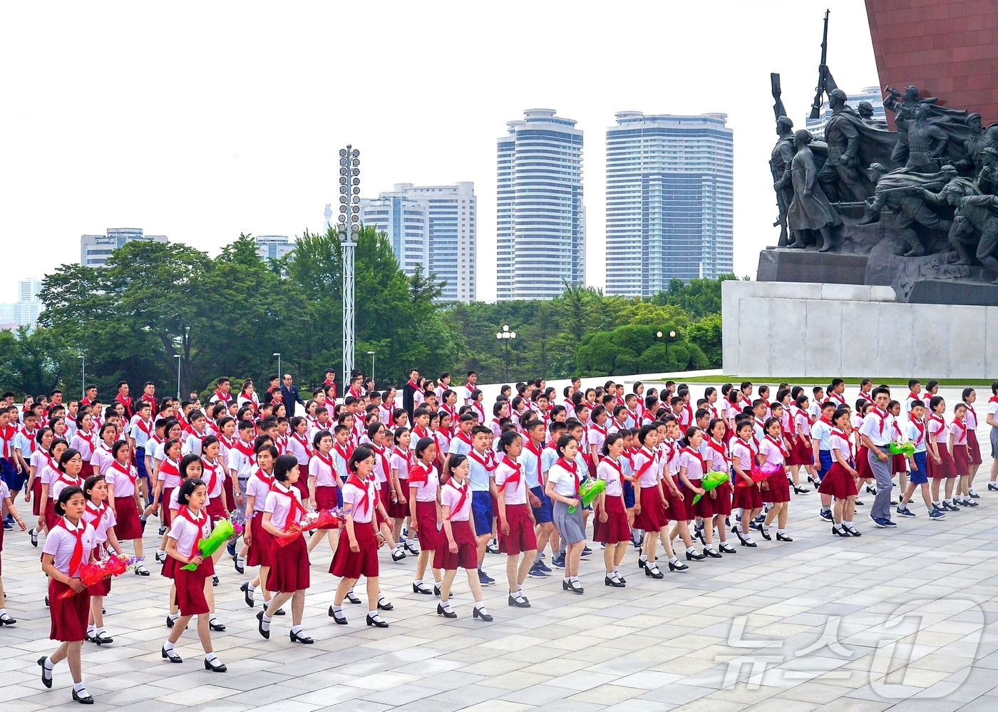 (평양 노동신문=뉴스1) = 북한 노동당 기관지 노동신문은 4일 조선소년단창립 79주년을 맞아 경축 행사 참가자들이 만수대언덕의 김일성·김정일 동상 앞에 꽃다발을 바쳤다고 보도했다 …