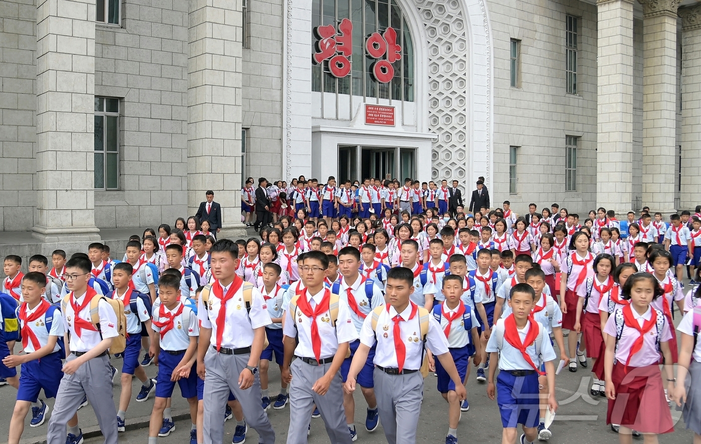 (평양 노동신문=뉴스1) = 북한 노동당 기관지 노동신문은 4일 조선소년단창립 79주년을 맞아 경축 행사 참가자들이 3일 평양에 도착했다고 보도했다. [국내에서만 사용가능. 재배포 …