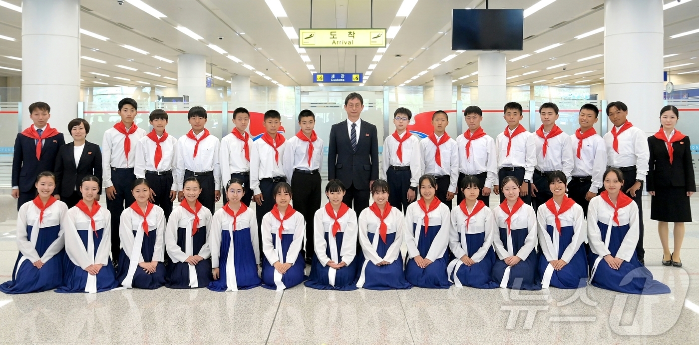 (평양 노동신문=뉴스1) = 북한 노동당 기관지 노동신문은 4일 허경 고베조선고급학교 교장을 단장으로 하는 재일조선학생소년대표단이 조선소년단 창립 79주년을 맞아 3일 평양에 도착 …