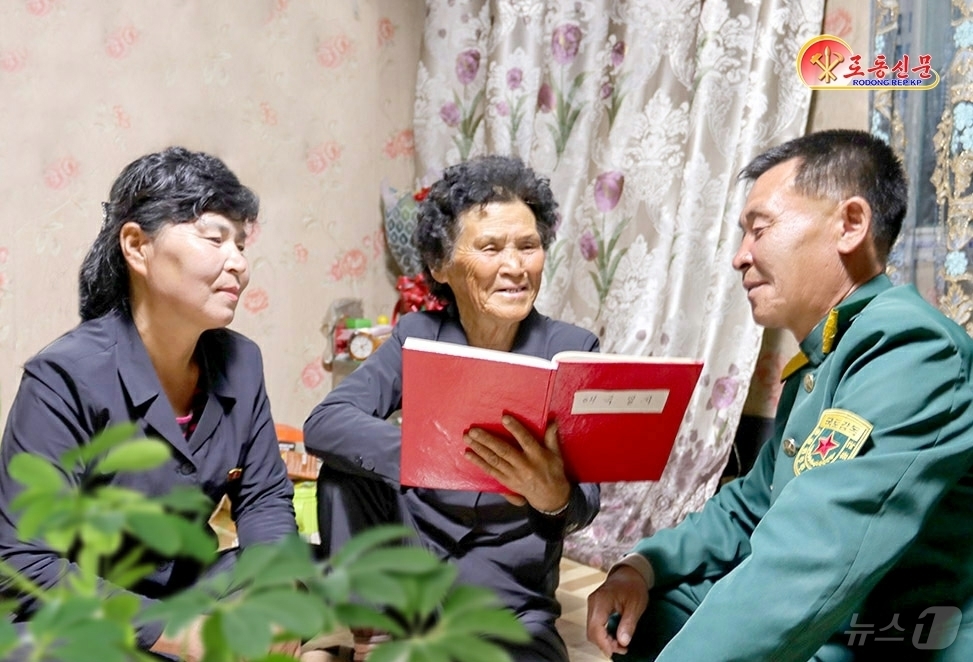 (평양 노동신문=뉴스1) = 북한 노동당 기관지 노동신문은 4일 사회주의애국공로자들이 그들의 자녀들에게 '애국적인 인생관'을 물려주어 애국공로자들로 키우는 것이 자식에 대한 최대의 …