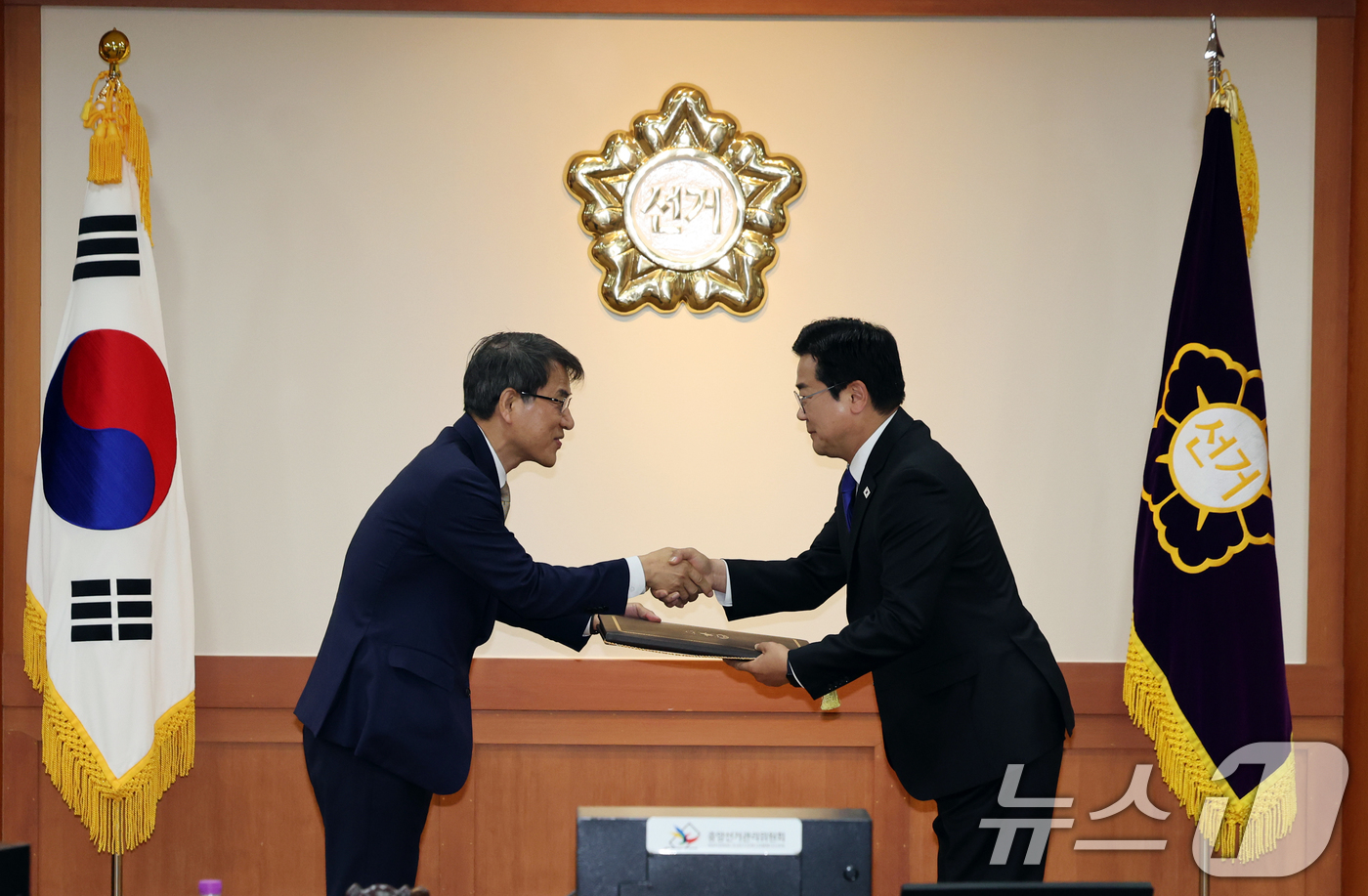 (과천=뉴스1) 황기선 기자 = 노태악 중앙선거관리위원장(왼쪽)이 4일 오전 경기 과천시 중앙선관위에서 박찬대 더불어민주당 원내대표에게 이재명 대통령 당선증을 수여하고 있다. 20 …