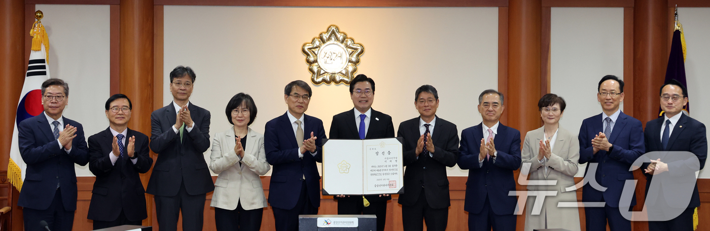 (과천=뉴스1) 황기선 기자 = 노태악 중앙선거관리위원장이 4일 오전 경기 과천시 중앙선관위에서 박찬대 더불어민주당 원내대표에게 이재명 대통령 당선증을 수여 후 기념촬영을 하고 있 …