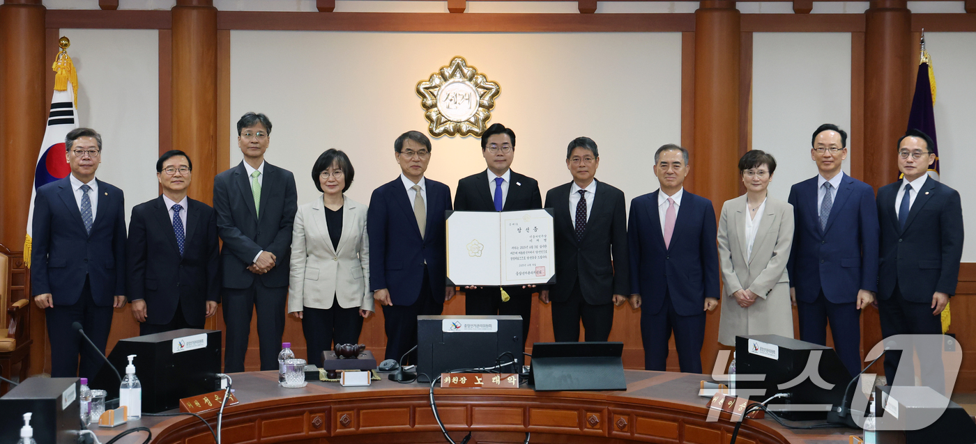 (과천=뉴스1) 황기선 기자 = 노태악 중앙선거관리위원장이 4일 오전 경기 과천시 중앙선관위에서 박찬대 더불어민주당 원내대표에게 이재명 대통령 당선증을 수여 후 기념촬영을 하고 있 …