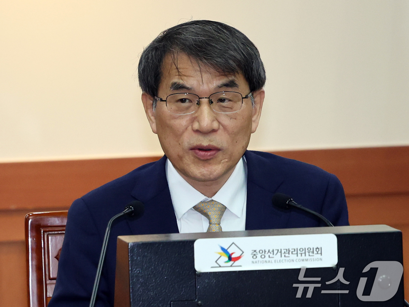 (과천=뉴스1) 황기선 기자 = 노태악 중앙선거관리위원장이 4일 오전 경기 과천시 중앙선관위에서 열린 '제21대 대통령선거 당선증 교부식'에서 인사말을 하고 있다. 2025.6.4 …